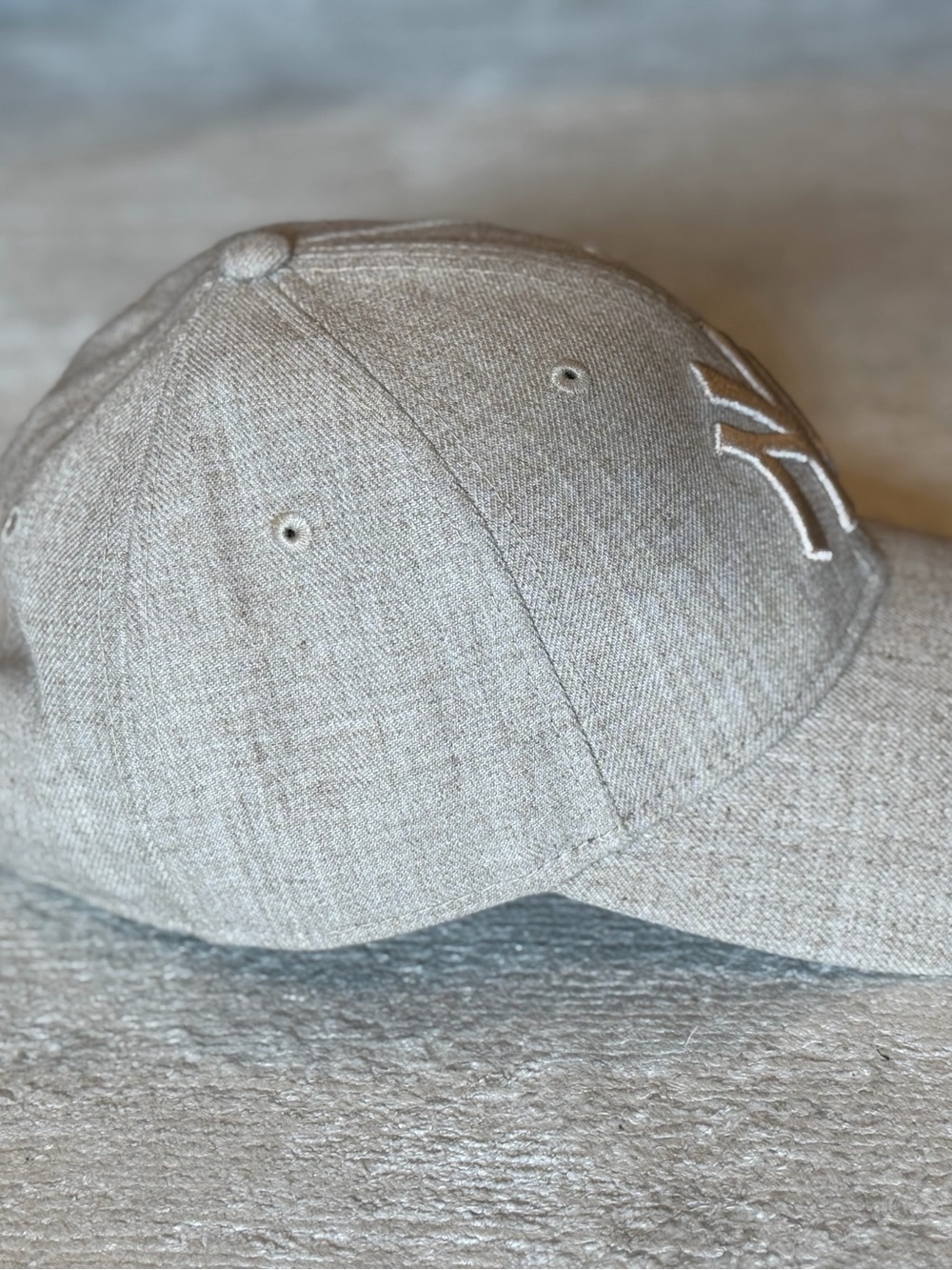 Aritzia x New Era NY Yankee 9TWENTY Adjustable Baseball Cap - Natural - Picture 3 of 11